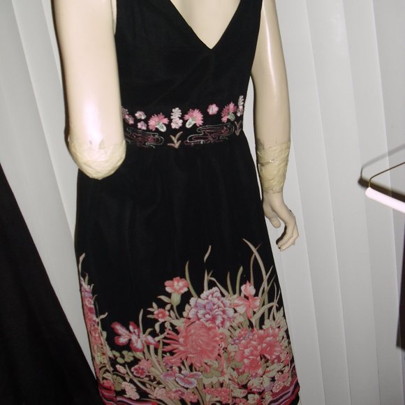 Dressbarn,deep V-neck,floral waist,sequins,border garden hem,sleeveless,UNIQUE - Picture 4 of 5